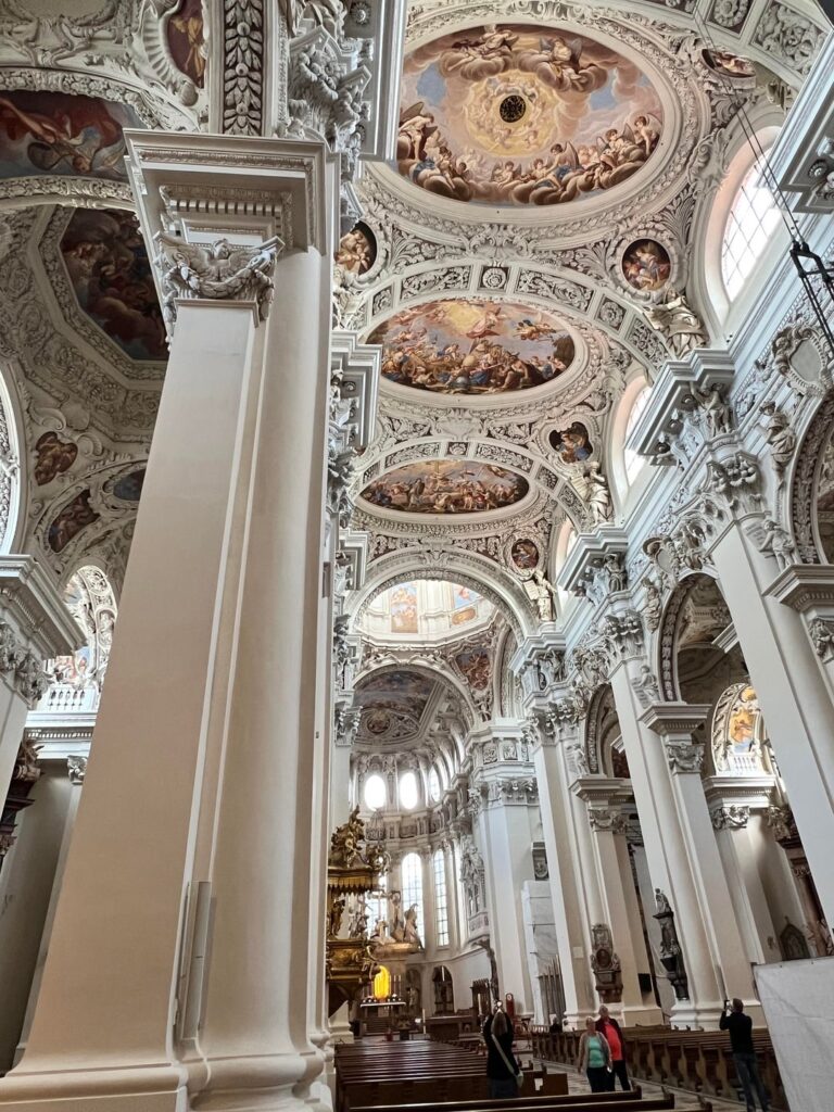 Some highlights from my recent trip through Lower Bavaria: Walhalla, Weltenburg Abbey and Passau. Germany’s architecture is on another level 🏛️⛪