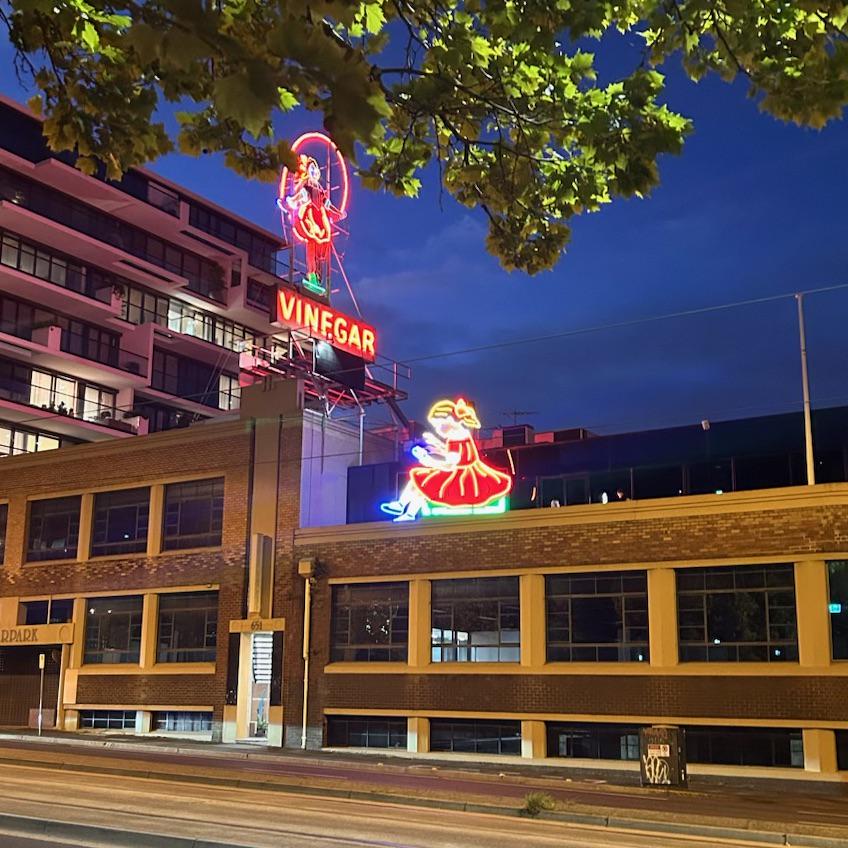 Skipping Girl & Scrolling Girl