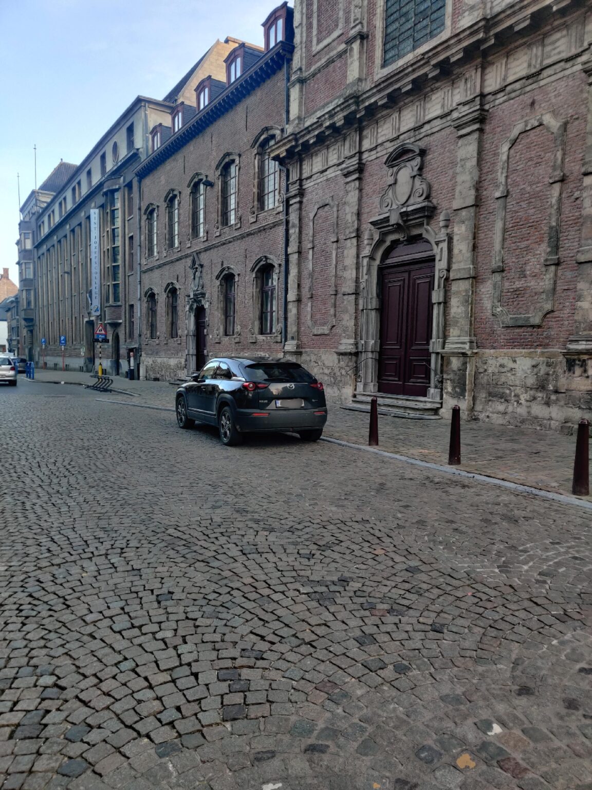 Are you allowed to park next to posts?