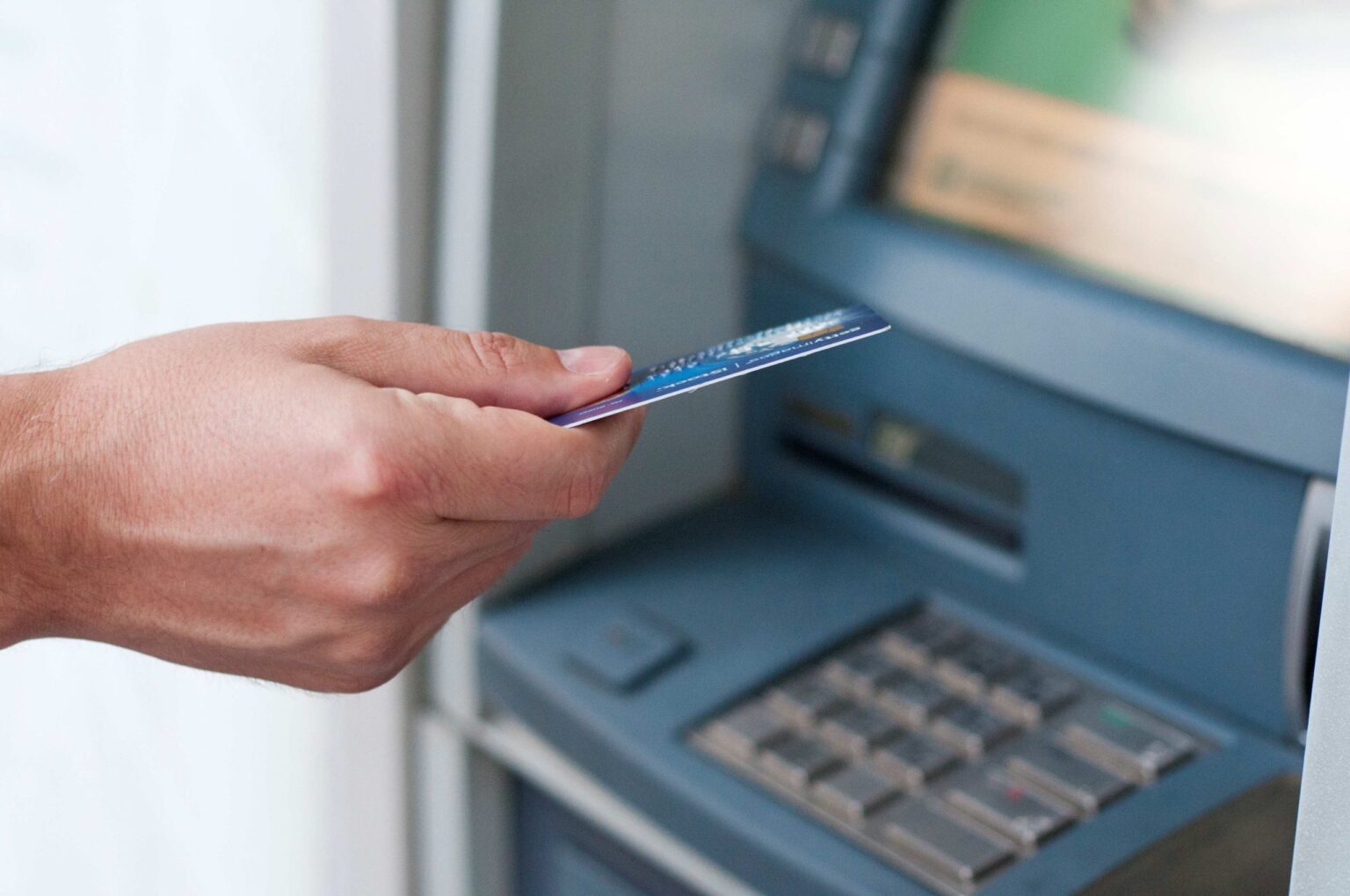 Lithuanians seek ways to use bank cards offline