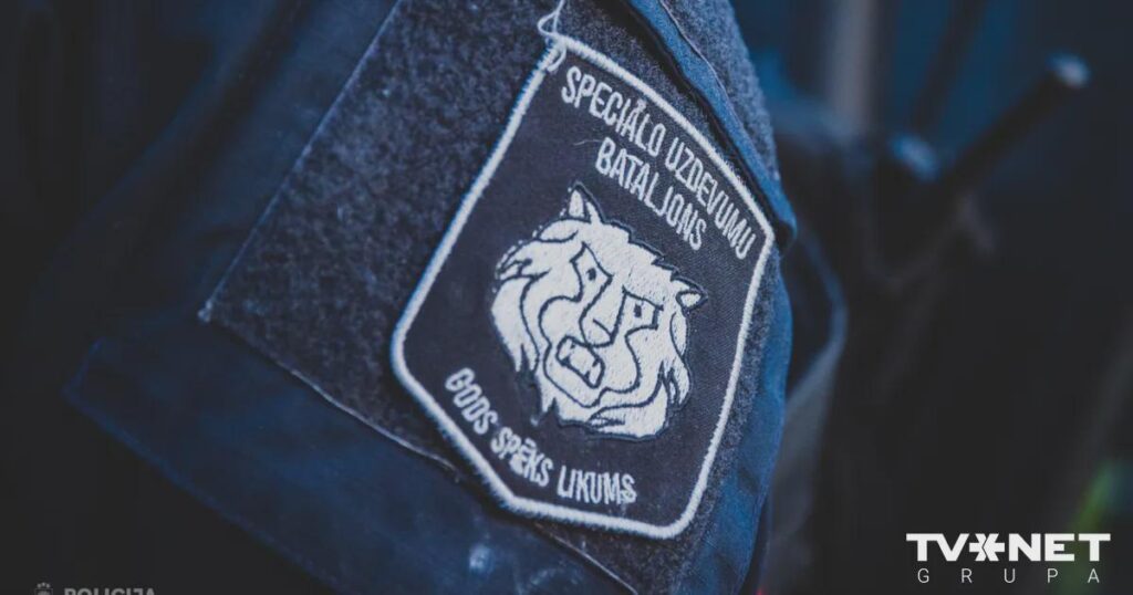 The youngest inspector of the Special Tasks Battalion rescues a young man who jumped into the Daugava