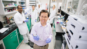 Shugeng Cao with lab team