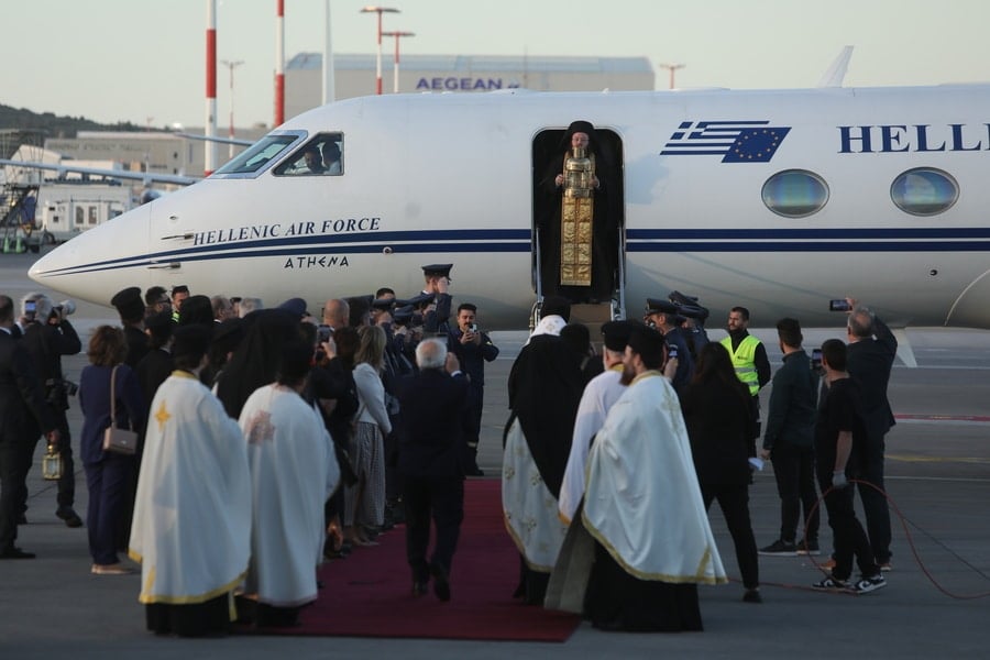 Holy Light arrives in Greece