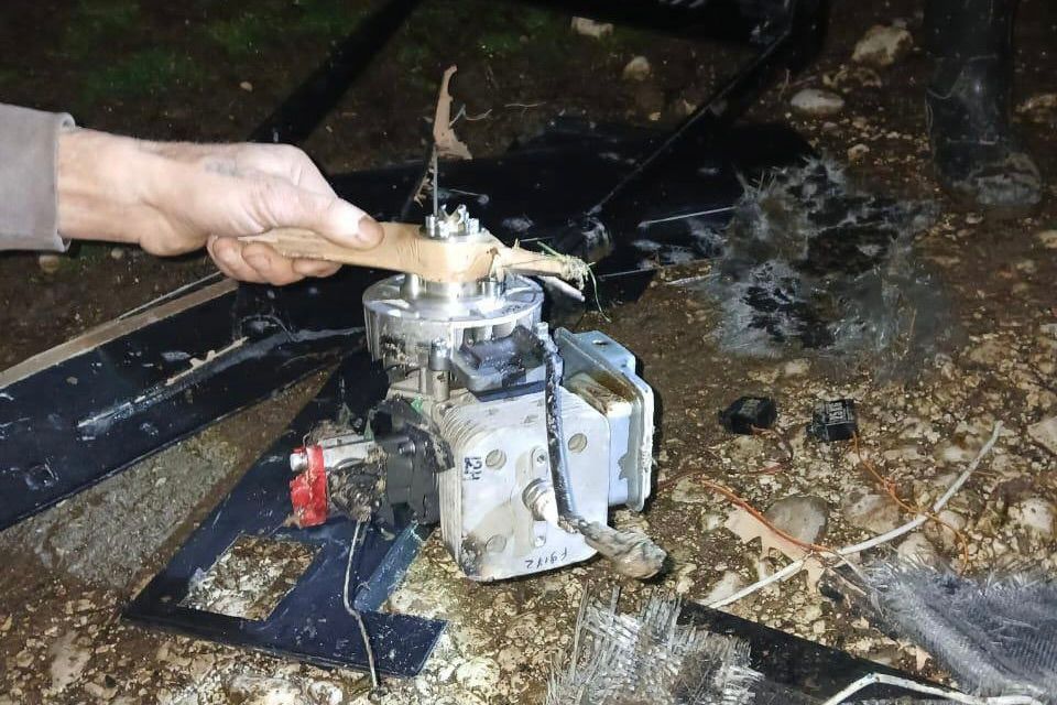 Abkhazian President Badra Gunba shaking hands with Russian President Vladimir Putin. Official photo.