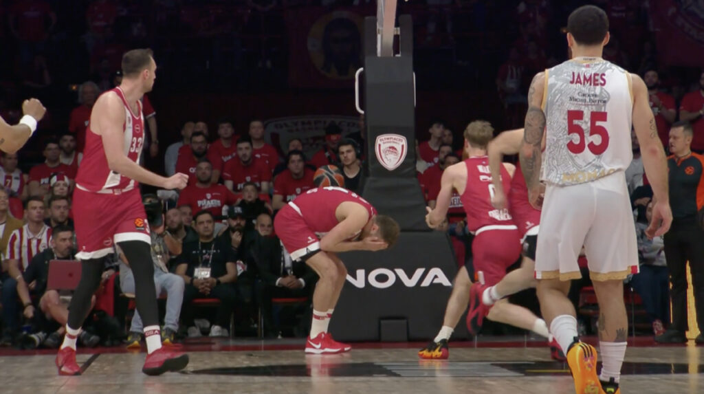 Sasha Vezenkov forced to locker room after collision in Monaco game