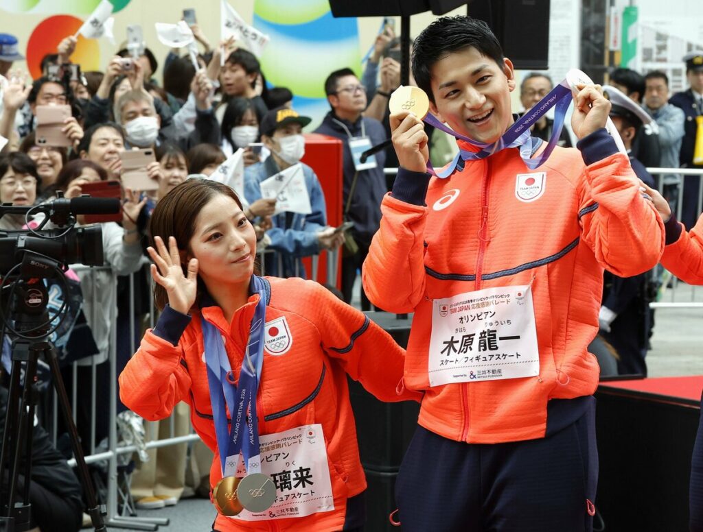 Athletes thank fans at Japan's 1st Winter Games parade