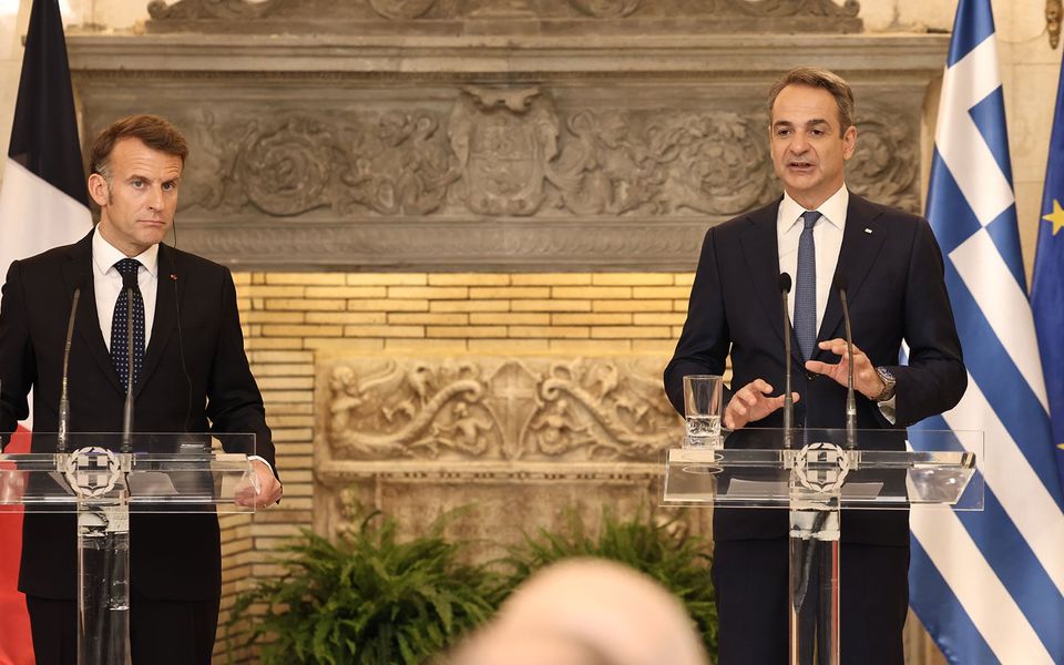 Macron, Mitsotakis push to extend EU Recovery Fund repayments