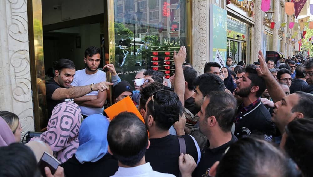 File photo: A crowd gathers outside a local money exchange shop amid mounting currency instability and the collapse of the Iranian rial