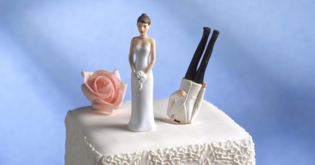 Ex-spouses can choose whatever name they want after the divorce, without the other's consent. The Parliament adopted the USR project