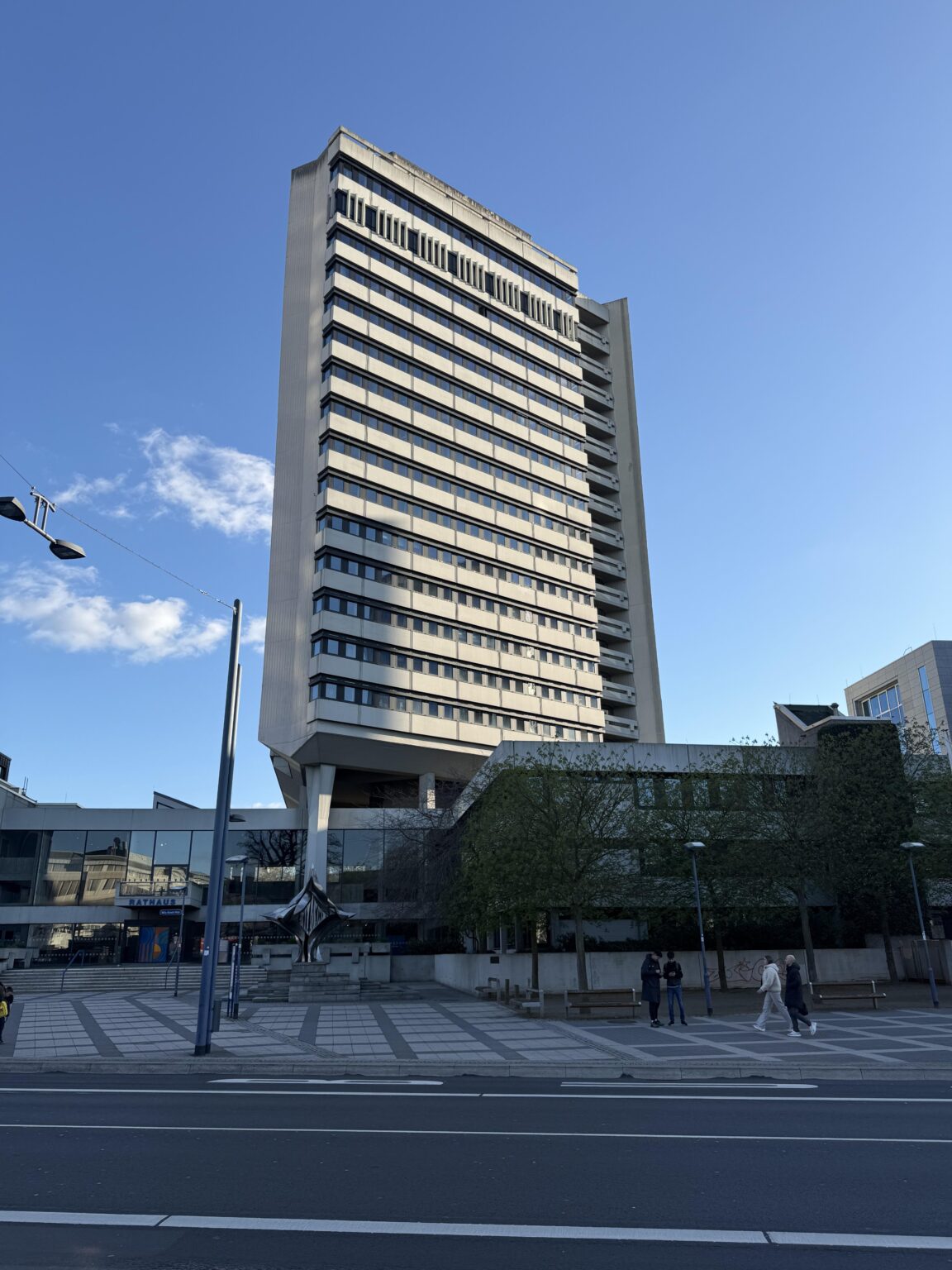 Saw this very nice brutalism building this afternoon