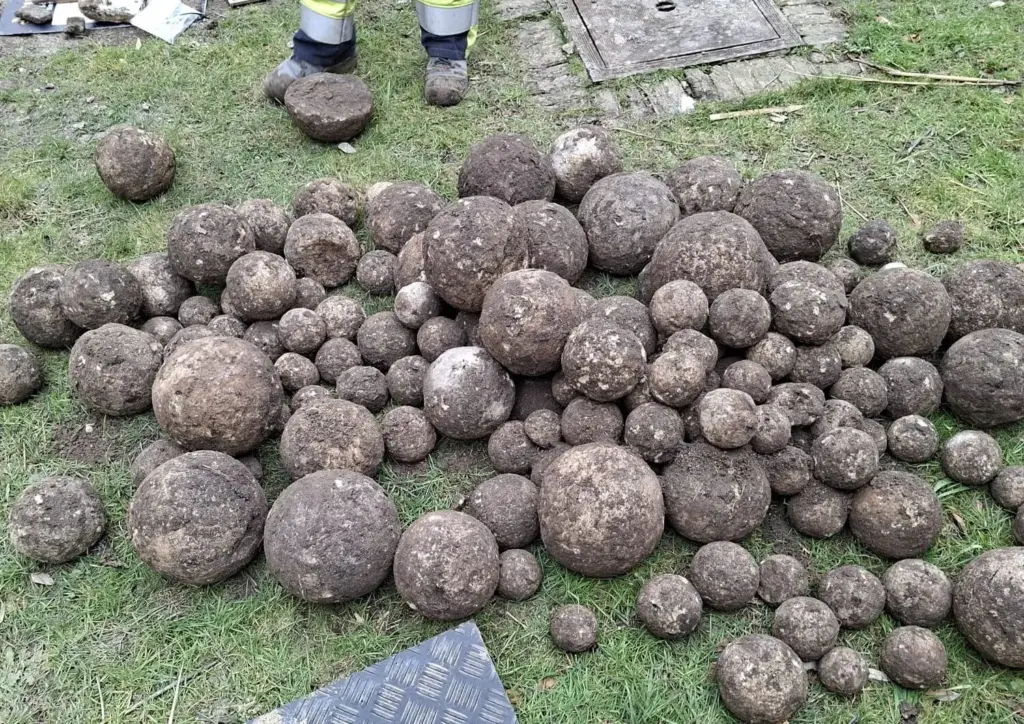 Medieval Cannonballs Found Beneath Future Administrative Centre in Belgium’s Nieuwpoort