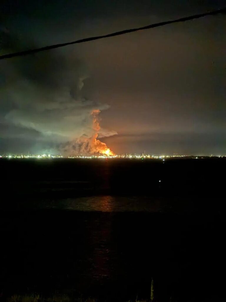 Large fire at Geelong oil refinery