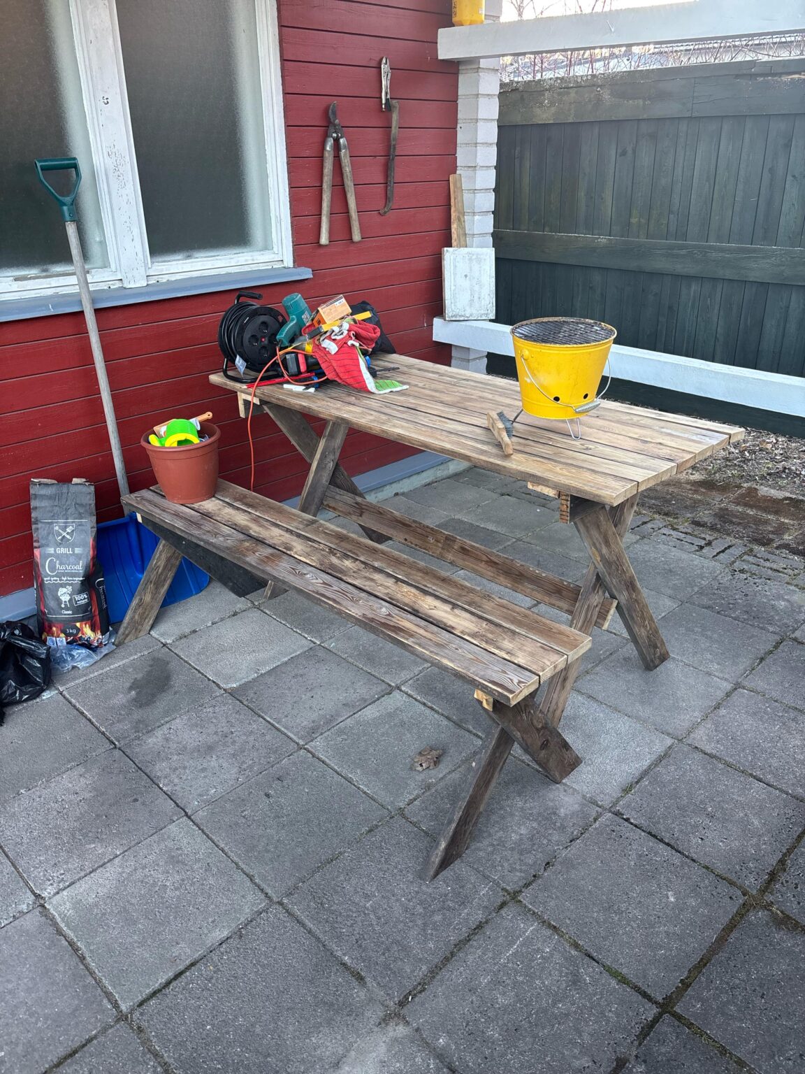 I smashed a chair and a bench made of wood from the dismantled terrace onto the cottage. I smashed a chair and a bench made of wood from the dismantled terrace onto the cottage.