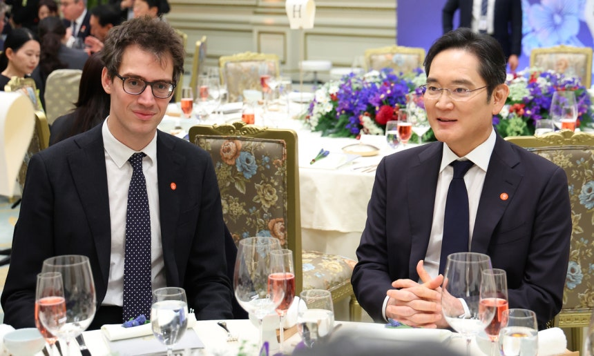 Samsung Electronics Chairman Lee Jae-yong (right) and Mistral AI CEO Arthur Mensch attend a state luncheon hosted by President Lee Jae Myung for French President Emmanuel Macron at the presidential office in Seoul on Friday. (Yonhap)