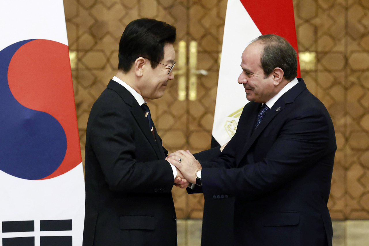 President Lee Jae Myung (left) and Egyptian President Abdel Fattah El-Sissi shake hands during Lee's official visit to Egypt in November. (Newsis)