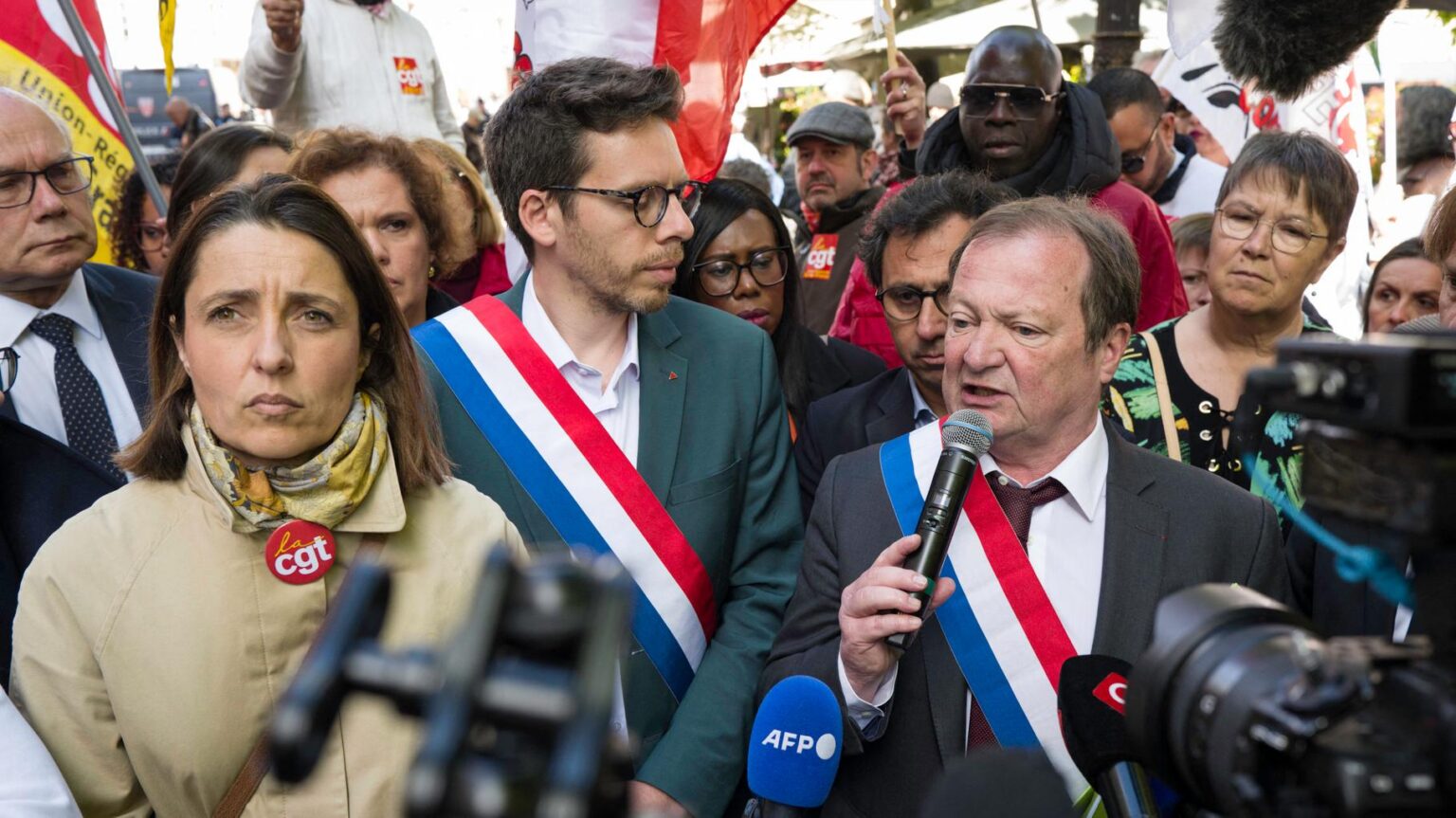 The left threatens to unite behind a motion of censure to defend May 1st