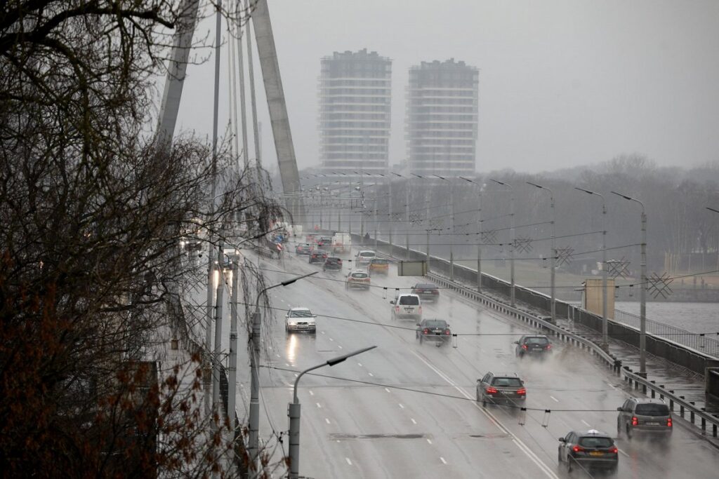Teenager jumps off bridge in Rīga / Article Vanšu tilts pār Daugavu.
