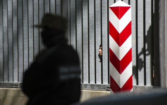 Poland builds barbed wire fence on border with Belarus