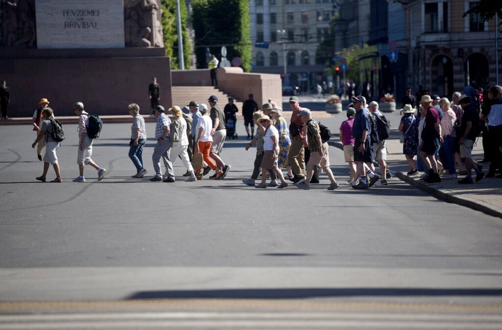 Latvia predicted to have EU’s largest population decline this century / Article Cilvēki Brīvības pieminekļa laukumā.