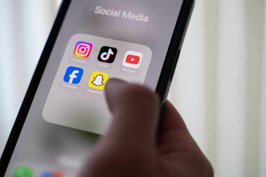 Latvian young people use social networks more than Estonians and Lithuanians / Article Viedtālrunis ar sociālo mediju lietotnēm