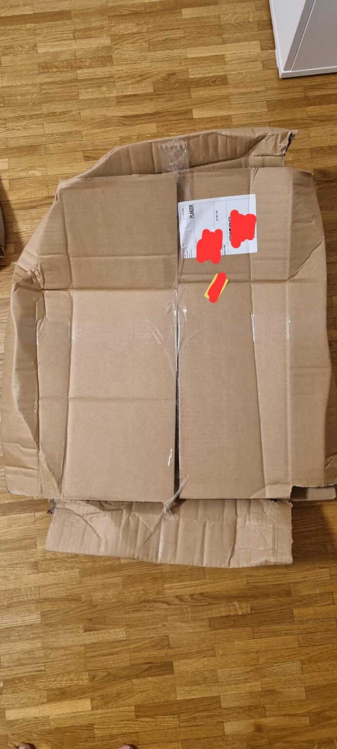 Planzer shouldn't sit on the packages. Fortunately the glass plate ordered is not broken.