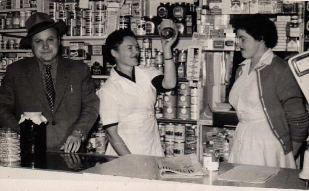 Voldemārs Bērziņš ar maizes ceptuves “Riga Bakery” veikala darbiniecēm Sidnejā, Austrālijā 1968. gad...
