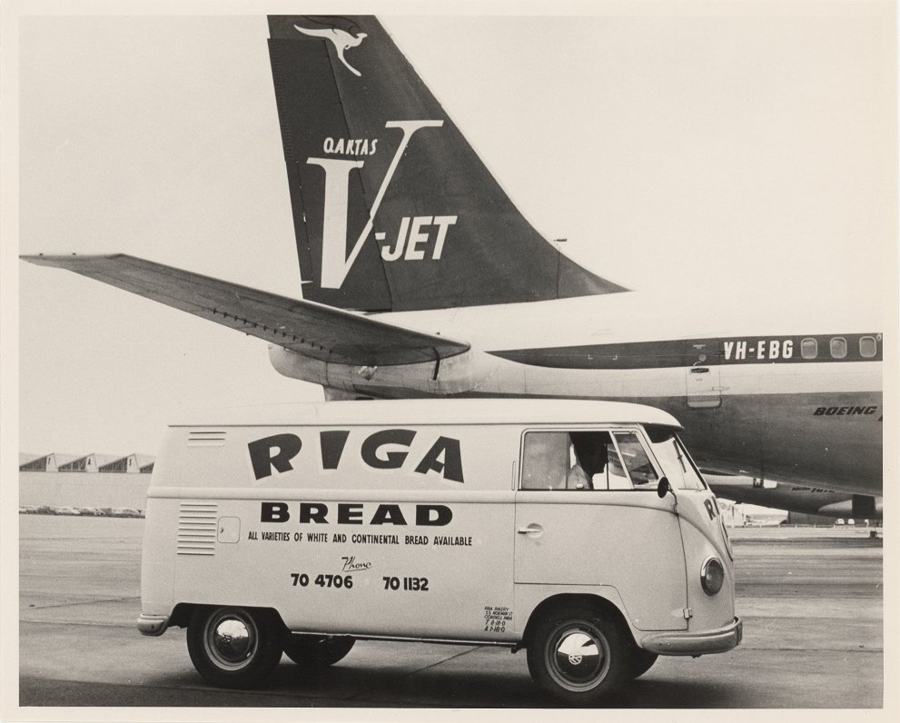 Aviosabiedrības Qantas lidmašīna ar “Riga Bakery” piegādes auto ap 1965. gadu.