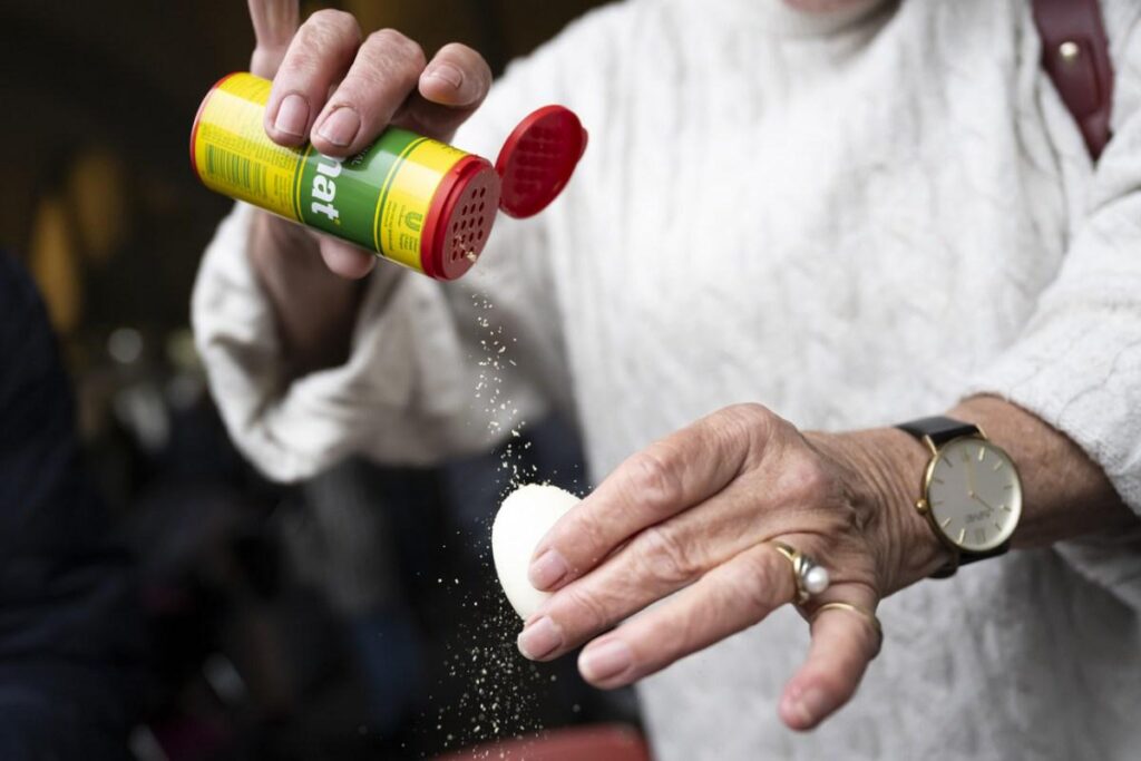 A petition has been launched to preserve Swiss production of the iconic spice mix Aromat. Some 180 jobs are at stake at the historic production site at Thayngen in canton Schaffhausen.