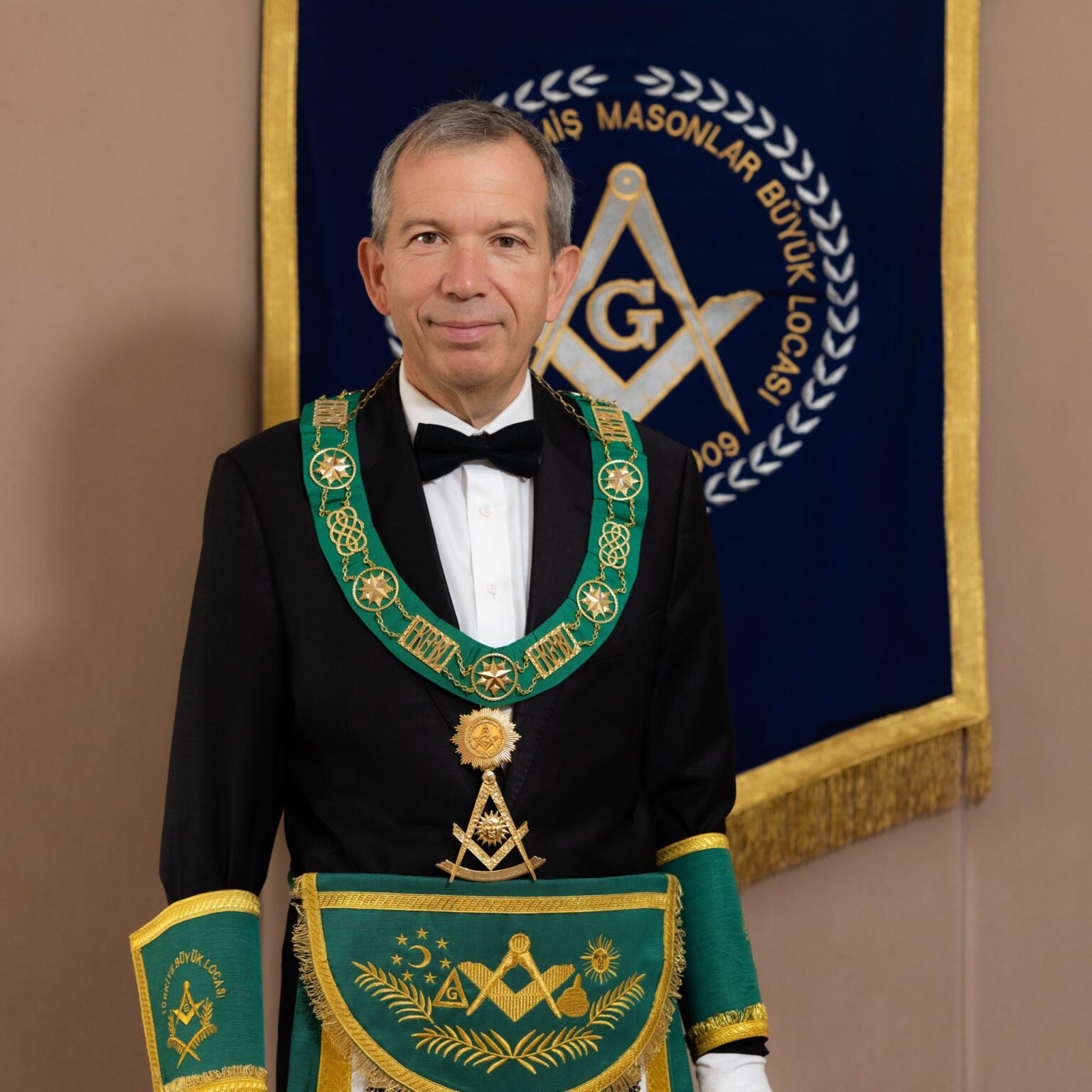 Remzi Sanver, who started illegal commission business due to financial difficulties, was taken into custody. Türkiye BECAME THE FIRST COUNTRY IN THE WORLD TO APPOINT TRUSTEES TO THE MASONS' LODGE! Citizens reacted to the incident by saying, "Even the leader of the country's secret organization gets into commission work because of lack of money. What is this? *****."