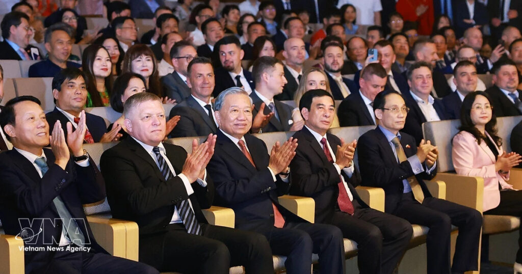 Vietnamese, Slovak leaders attend friendship concert in Hanoi