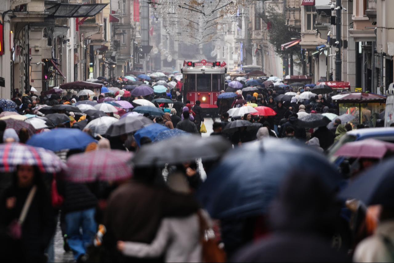 A crowded Istiklal Avenue is filled with pedestrians carrying umbrellas as rainfall disrupts daily life in Istanbul, Türkiye, on March 21, 2026. (AA Photo)