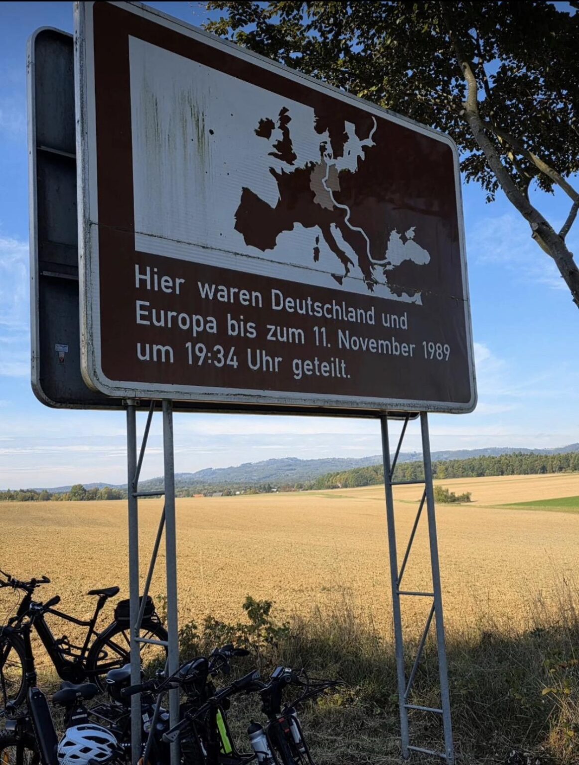 Carols on devices: "Border" splitting Europe in two