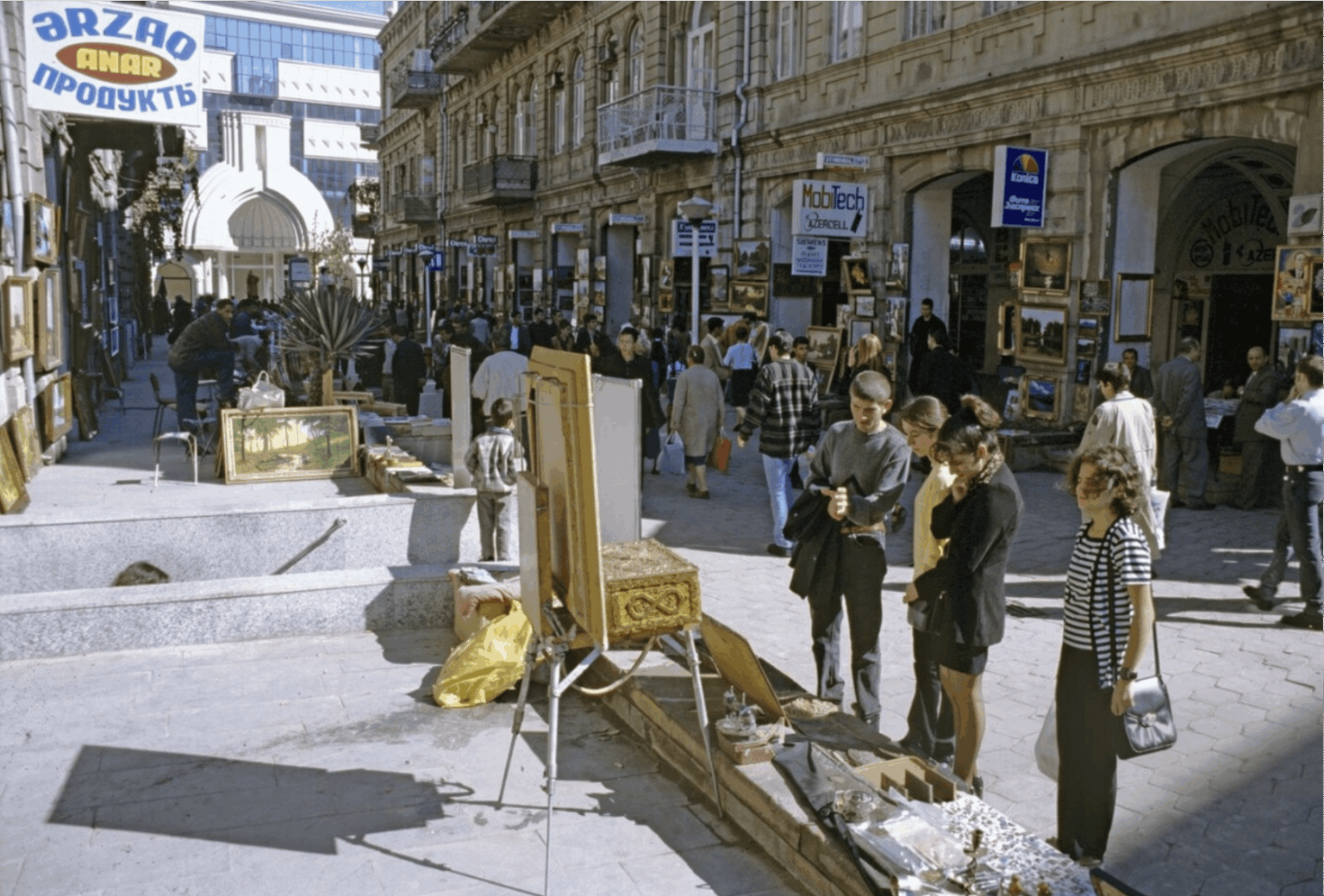 Many of you won't remember this, let alone see this, but this is actually how Nigar Rəfibəyli street looked like back in 1999