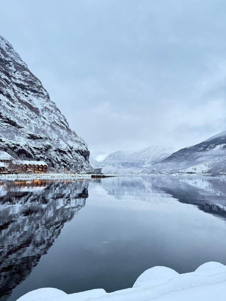 Picturesque Norway, you don’t even feel real, you’re a full-blown fever dream ✨