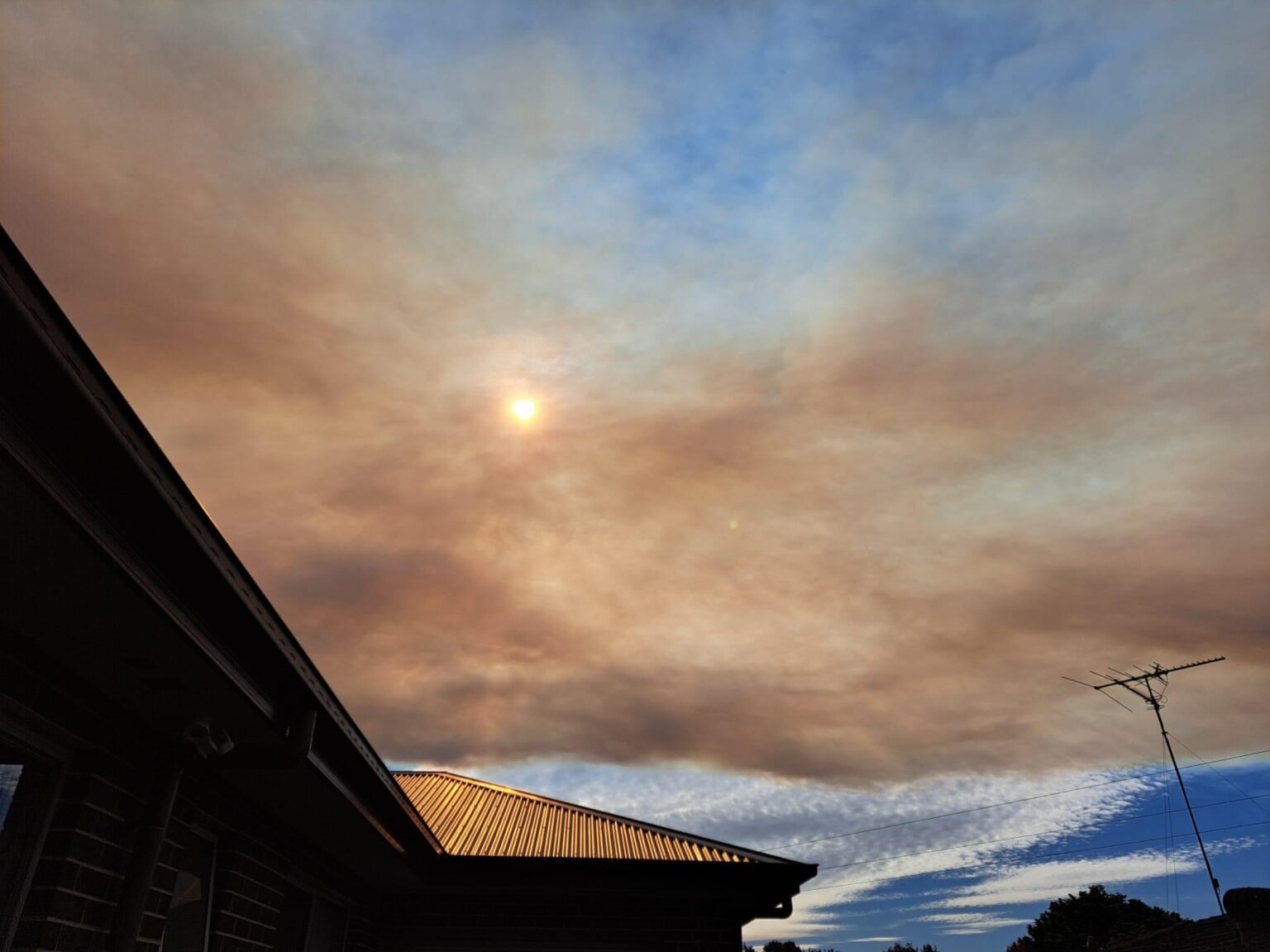 Sky looks apocalptic in Sydney at 2pm
