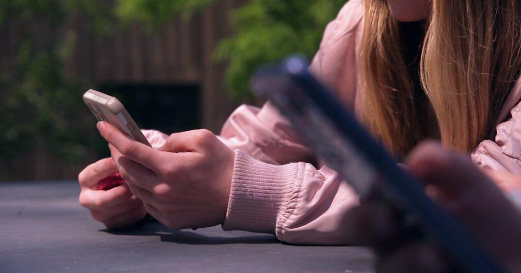 Mindlessly scrolling or watching TV can increase the risk of dementia: put your phone away more often