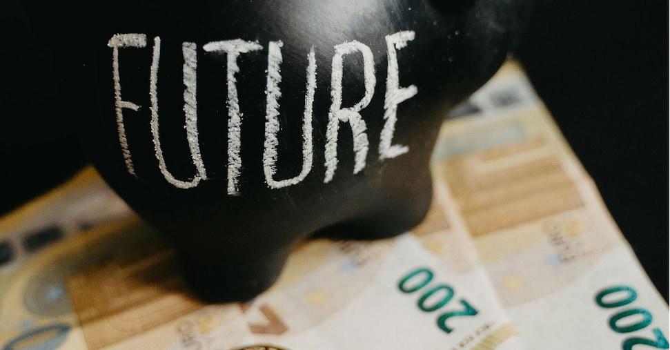 Why do job advertisements in Italy never list the salary?