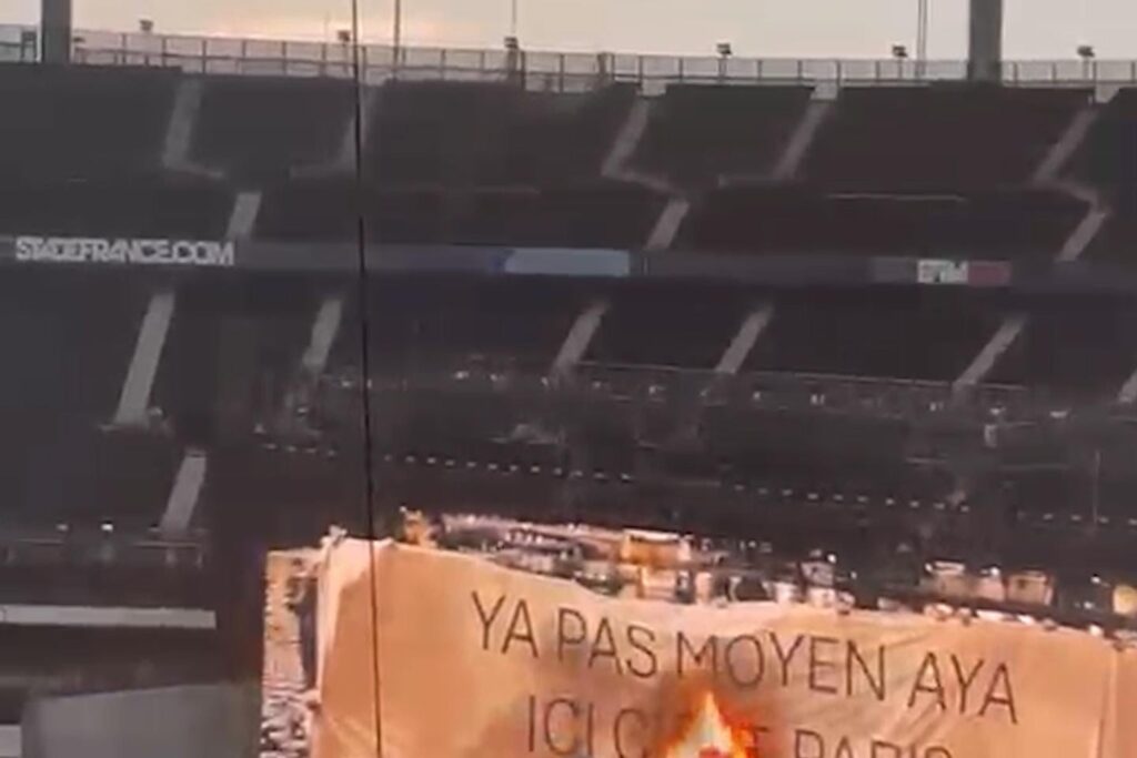In pictures, Aya Nakamura “burns” the racist insults of a small far-right group at her concert at the Stade de France In pictures, Aya Nakamura “burns” the racist insults of a small far-right group at her concert at the Stade de France
