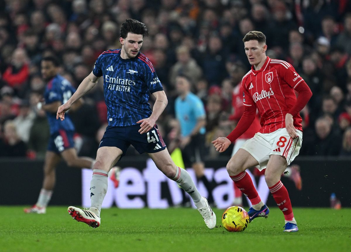 Declan Rice of arsenal closes down Elliot Anderson of Forest during the Premier League match between Nottingham Forest and Arsenal at City Ground on January 17, 2026 in Nottingham, England.