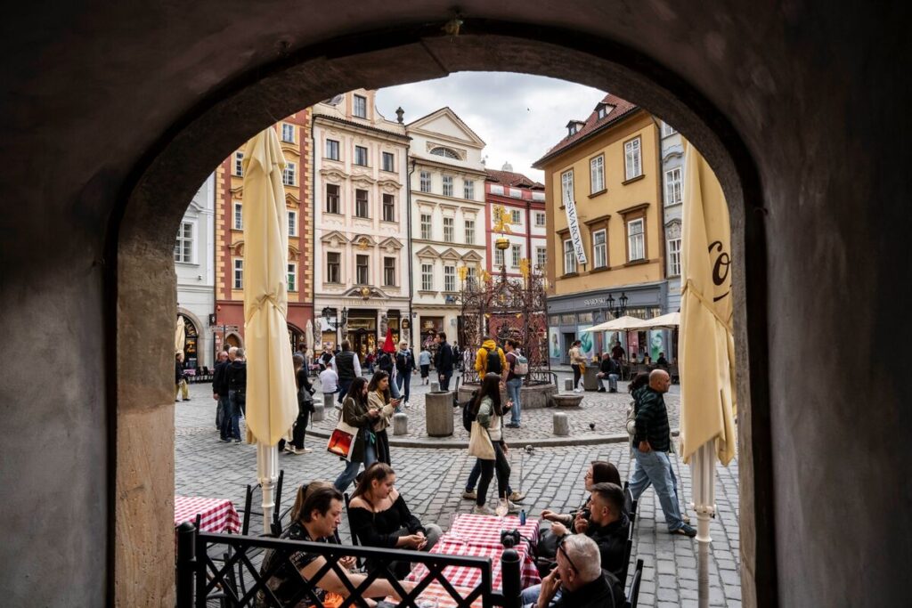 Czech Premier Urges Interest Rate Cut as Inflation Risks Grow