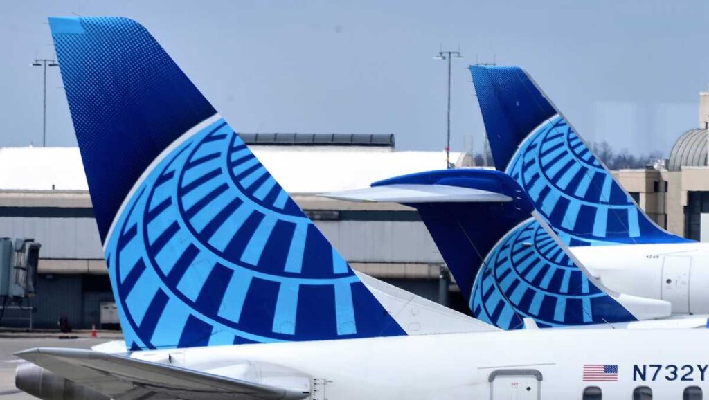 Cockpit breach attempt prompts plane to divert to Madison, recordings indicate Cockpit breach attempt prompts plane to divert to Madison, recordings indicate