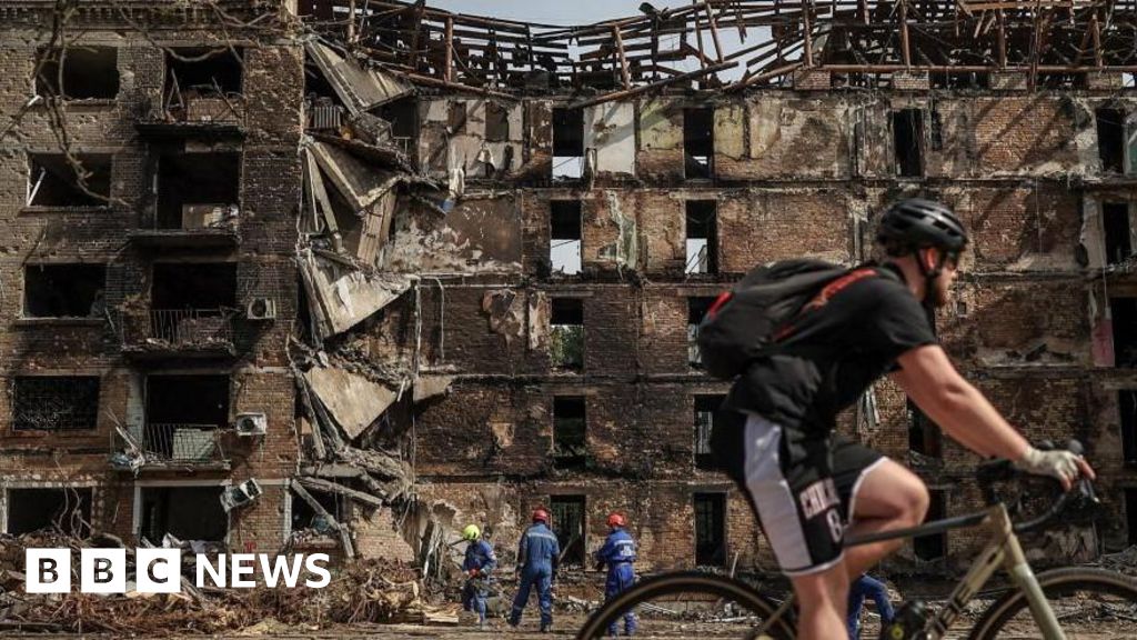 Russia threatens more Kyiv strikes and tells foreign nationals to leave – BBC Russia threatens more Kyiv strikes and tells foreign nationals to leave - BBC