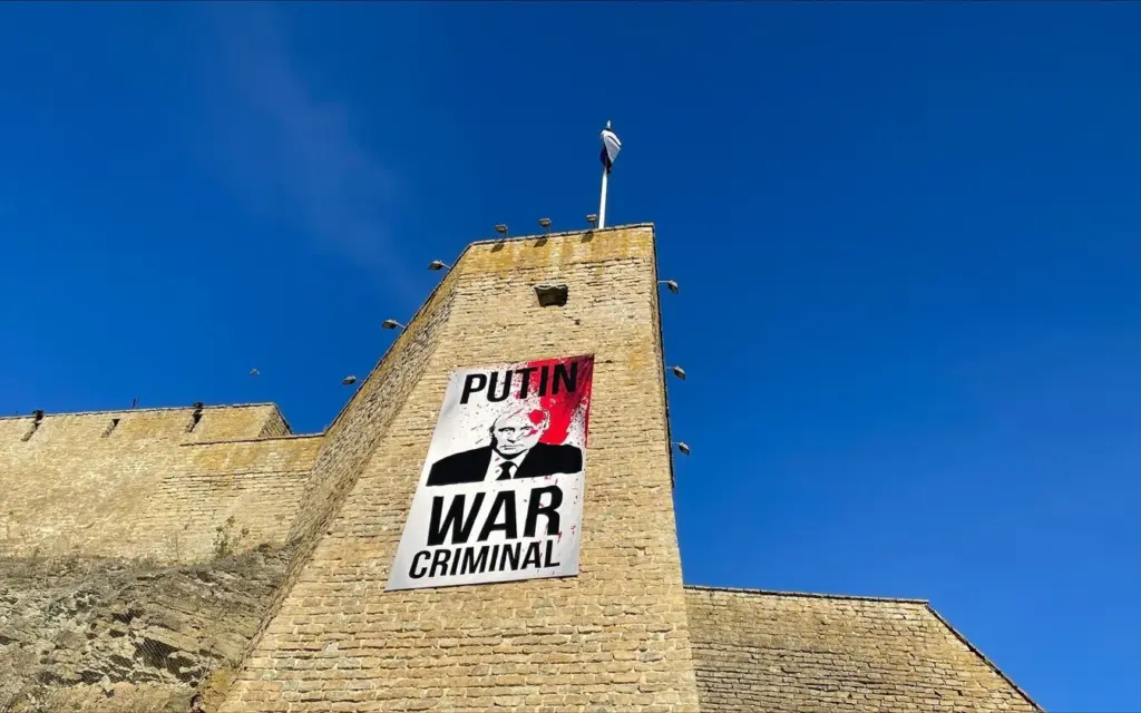 In Narva, Estonia, a banner depicting Putin as a war criminal will once again be placed on the castle wall for Europe Day АгроВік