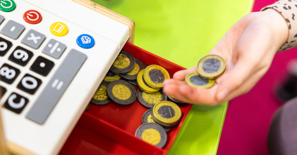 Finland plans child benefits overhaul — flat rate of €100 a month until age 18 | Yle News Finland plans child benefits overhaul — flat rate of €100 a month until age 18 | Yle News