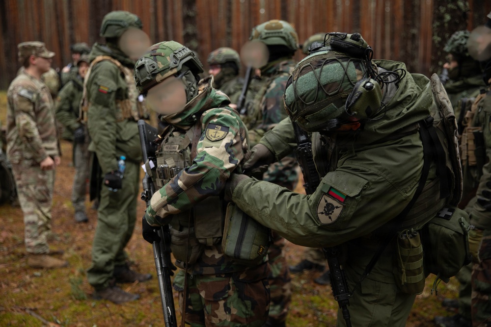 U.S. Soldiers train Lithuanian Riflemen