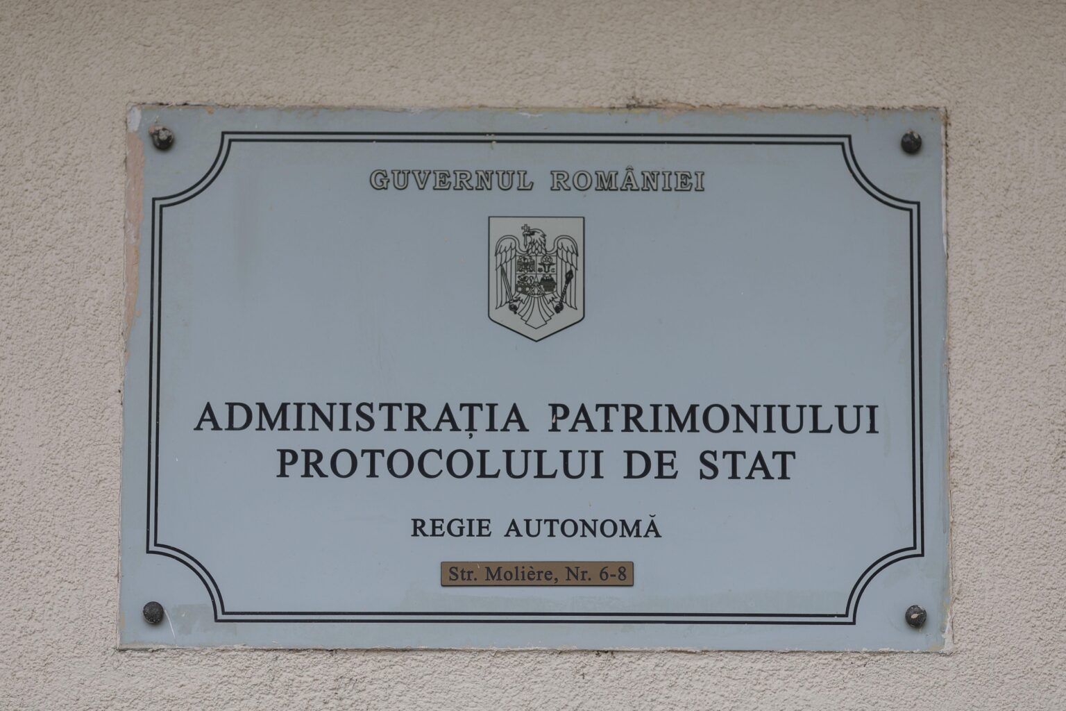 The government wants to force RA-APPS to say who lives in the protocol villas and how much they pay: "The state is no one's estate"