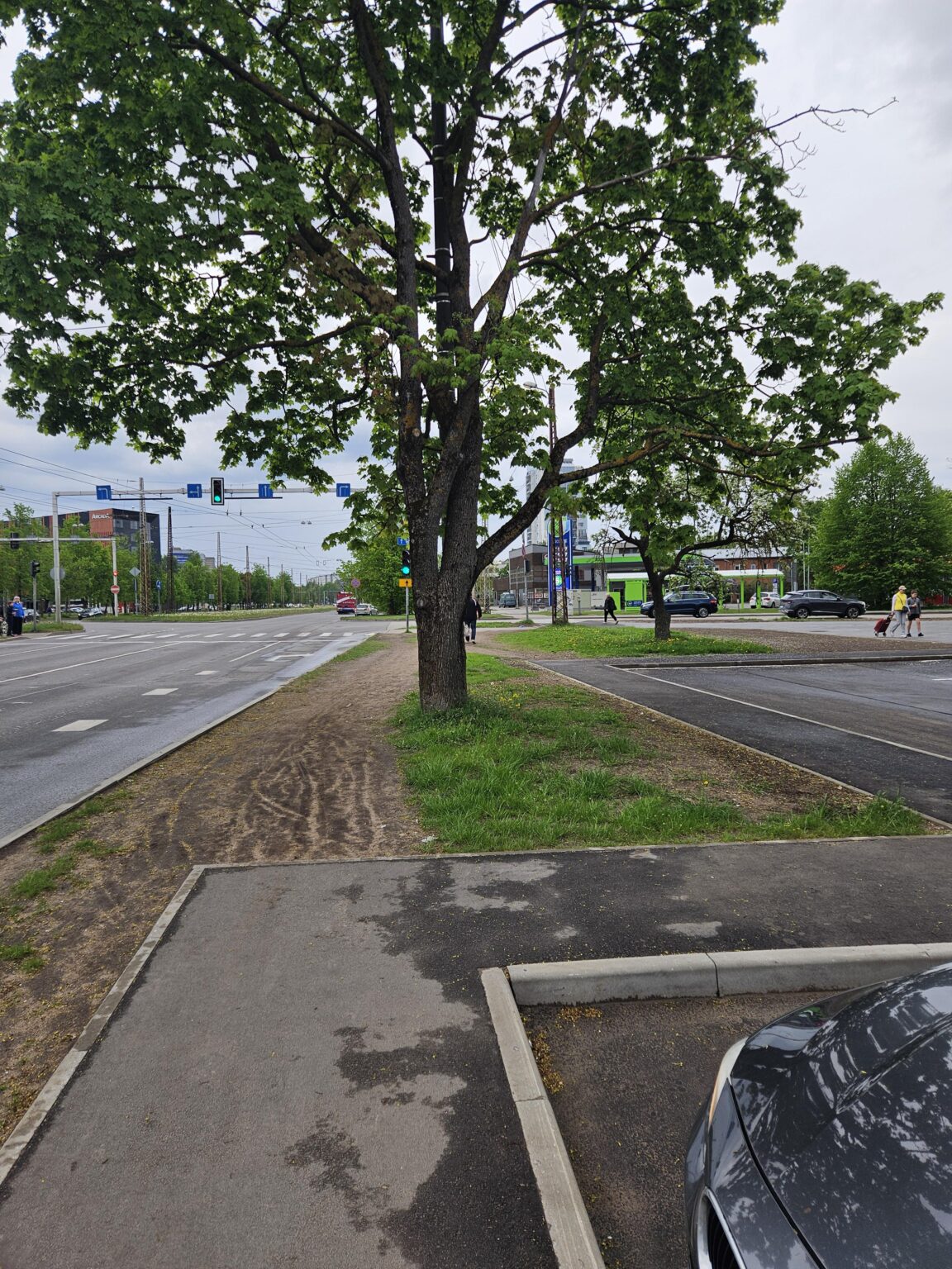 Is the building permit approved in Latvia without moving the brain cells? A new Maxima Riga was built, Dzelzavas iela and I had never seen such a stupid new sidewalk. Narrow, starts in the middle of nowhere, does not connect to the existing infrastructure normally. The main thing is that there is no shortage of space. Is the building permit approved in Latvia without moving the brain cells? A new Maxima Riga was built, Dzelzavas iela and I had never seen such a stupid new sidewalk. Narrow, starts in the middle of nowhere, does not connect to the existing infrastructure normally. The main thing is that there is no shortage of space.