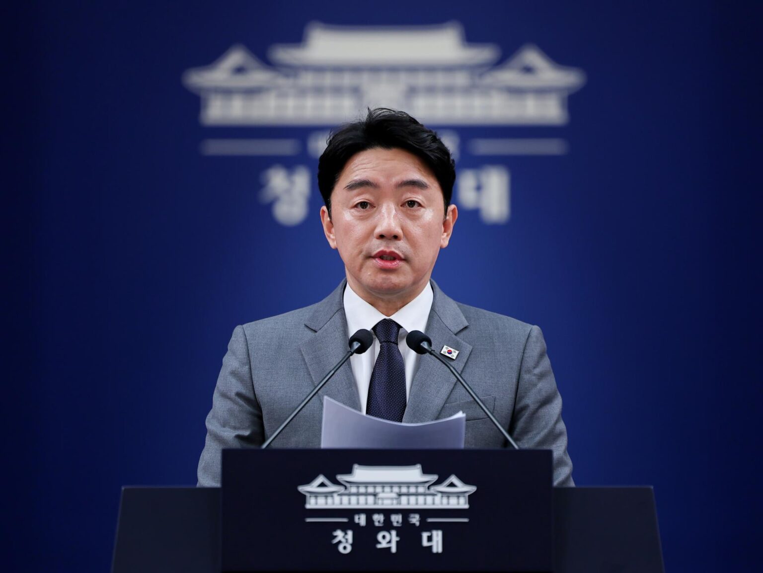 Presidential official considers visit to Canada next month possibly over Ottawa’s submarine project Presidential chief of staff Kang Hoon-sik speaks to reporters at Cheong Wa Dae in Seoul, April 29. Yonhap