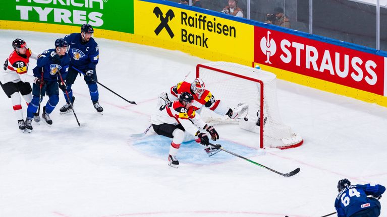 Mikael Granlund gör mål mot Österrike.