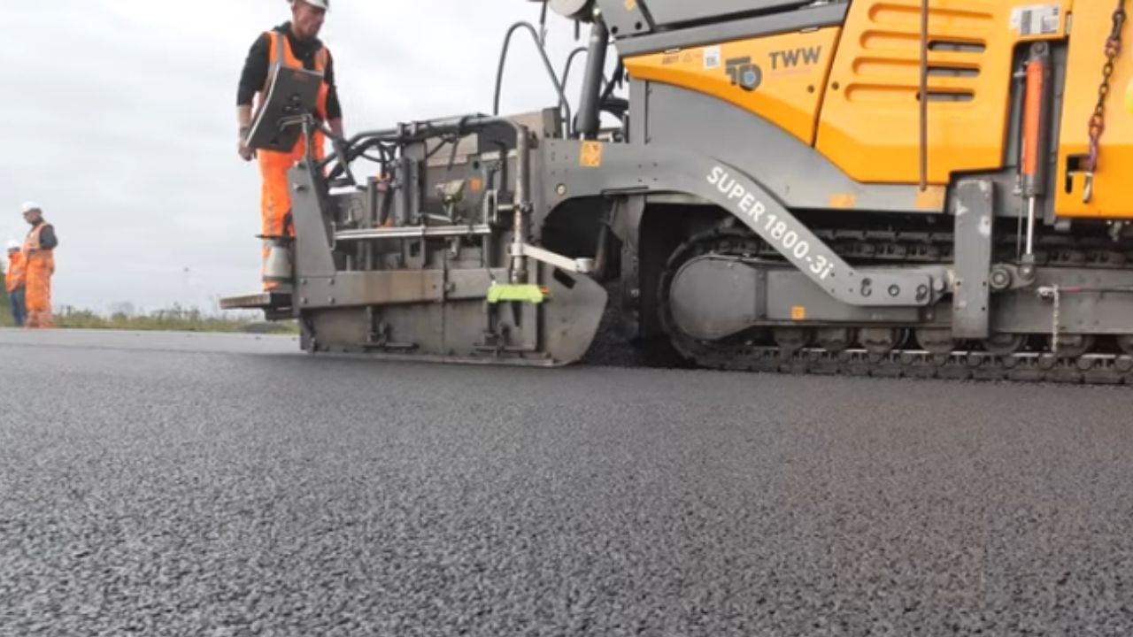 Asphalt with lignin replaces fossil bitumen, reduces CO₂ emissions, and tests more sustainable roads in the Netherlands.